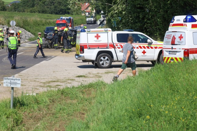 Auto auf Kremstalstraße zwischen Ansfelden und Neuhofen an der Krems schwer verunfallt