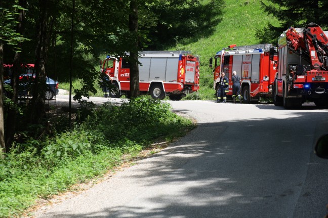 Spektakulärer PKW-Absturz in steiles Waldstück in Micheldorf in Oberösterreich