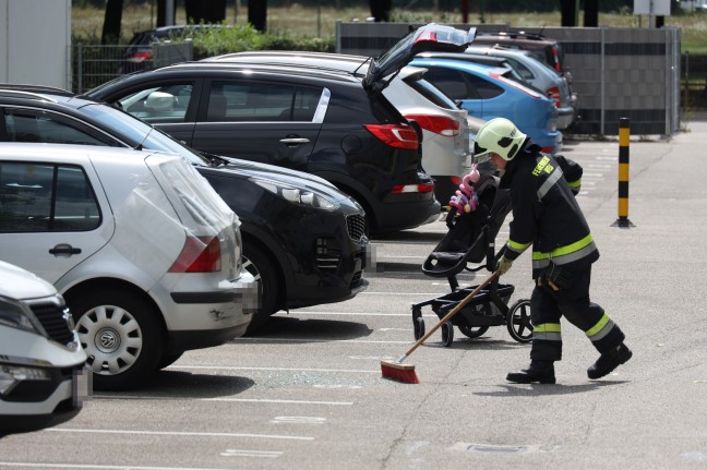 Personenrettung: Baby vor Wohnhaus in Wels-Vogelweide versehentlich in Auto eingeschlossen