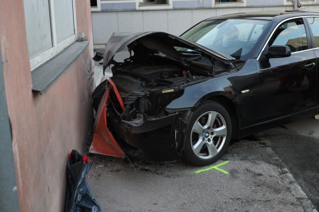 Auto bei Unfall im Ortszentrum von Pichl bei Wels frontal gegen Hauswand gekracht