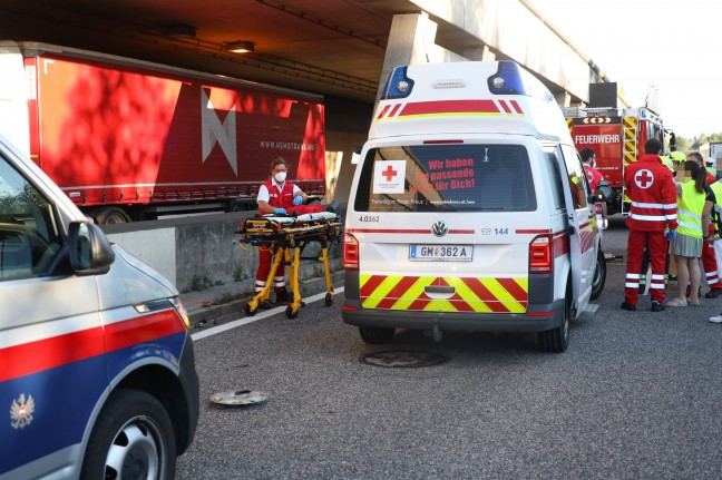 Auto auf Innkreisautobahn bei Steinhaus in Heck eines LKW gekracht