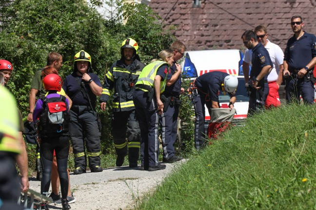 Personenrettung am Traunfall: Abgestürzte sowie festsitzende Person in Roitham am Traunfall gerettet