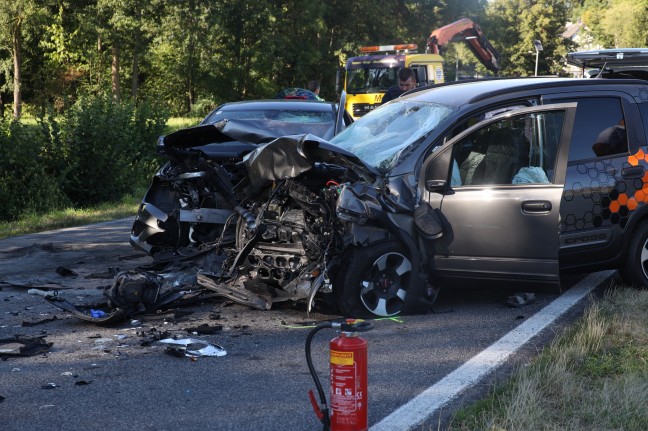 Tödlicher Frontalcrash zwischen zwei Autos in Niederneukirchen