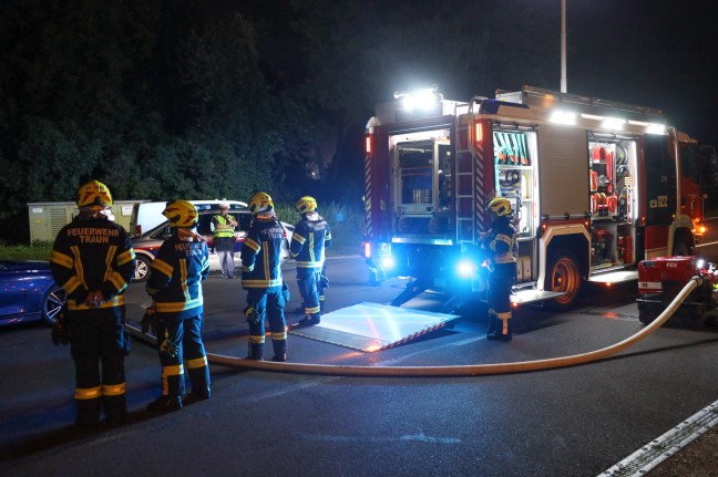 Großeinsatz der Feuerwehren aufgrund eines Brandes bei Entsorgungsunternehmen in Hörsching
