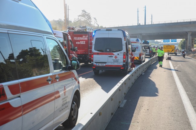 Auto auf Welser Autobahn bei Marchtrenk nach Kollision mit LKW überschlagen