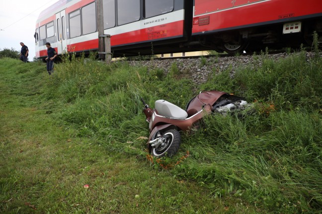 Mopedlenkerin (15) auf Bahnübergang in Waizenkirchen bei Kollision mit Zug tödlich verunglückt