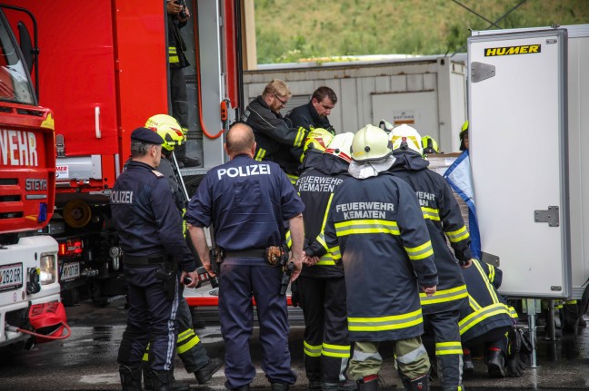 Gefährliche Ladung von gestopptem Sattelzug auf LKW-Kontrollplatz in Kematen am Innbach umgeladen