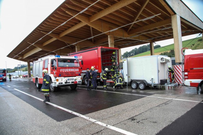 Gefährliche Ladung von gestopptem Sattelzug auf LKW-Kontrollplatz in Kematen am Innbach umgeladen