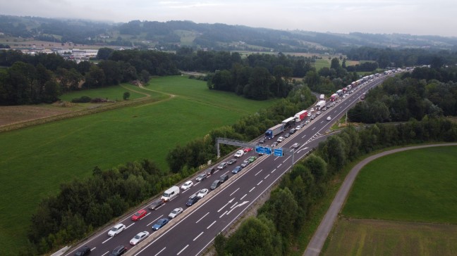 Verkehrsunfall im Tunnel Ottsdorf auf Pyhrnautobahn bei Micheldorf in Oberösterreich