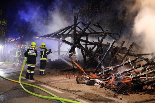 Drei Feuerwehren bei Brand eines Lagerschuppens in Scharnstein im Einsatz
