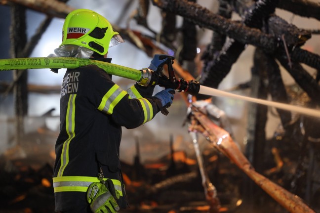 Drei Feuerwehren bei Brand eines Lagerschuppens in Scharnstein im Einsatz