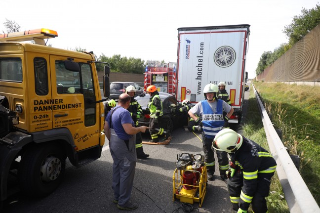 Drei teils Schwerverletzte: Auto auf Innkreisautobahn bei Weibern in LKW-Heck gekracht