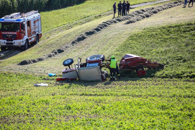 Traktor samt Strohballenpresse auf steilerer Wiese in Eberstalzell überschlagen