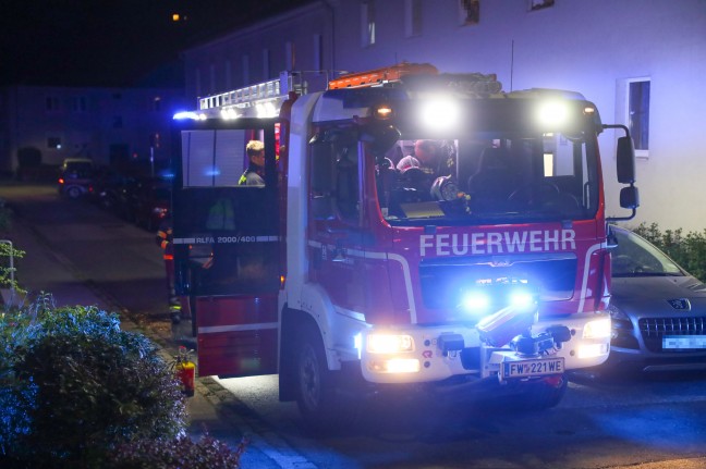 Feuerwehr bei Brand in Wels-Vogelweide im Einsatz - Kanalschacht als Aschenbecher zweckentfremdet