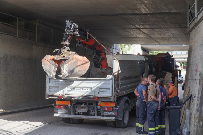 LKW mit ausgefahrenem LKW-Ladekran rammt Eisenbahnbrücke in Edt bei Lambach