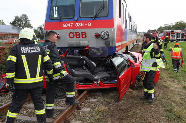 Schwerst eingeklemmt: Auto auf Bahnübergang in Pettenbach von Triebwagen der Almtalbahn erfasst