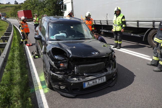 Schwerer Crash zwischen zwei PKW auf Salzkammergutstraße zwischen Pinsdorf und Regau