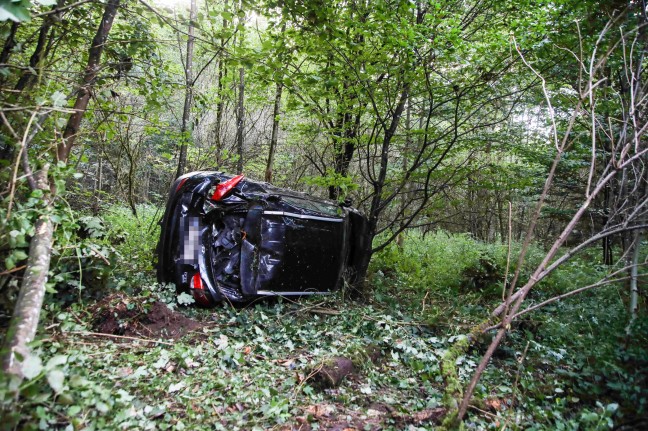 Auto zwischen Stadl-Paura und Rüstorf von Straße abgekommen und in Seitenlage im Wald gelandet