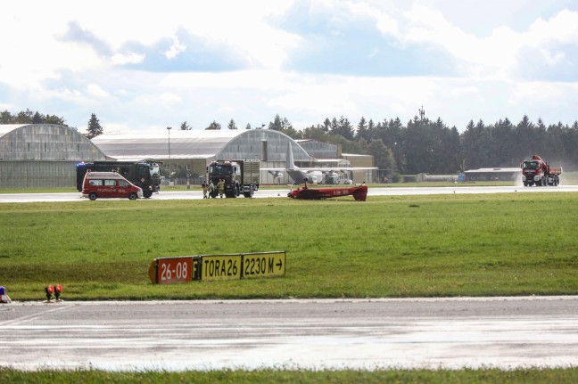 Flugunfall: Kleinflugzeug nach Landung am Linz Airport in Hörsching überschlagen