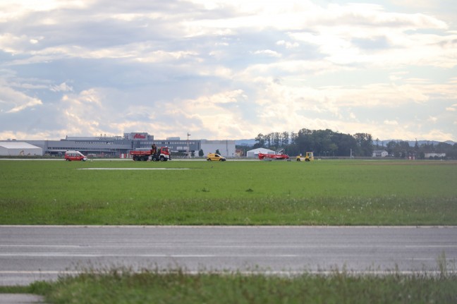 Flugunfall: Kleinflugzeug nach Landung am Linz Airport in Hörsching überschlagen