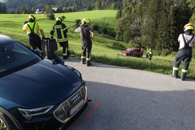 Auto in Edlbach nach Verkehrsunfall über steilere Wiese abgestürzt