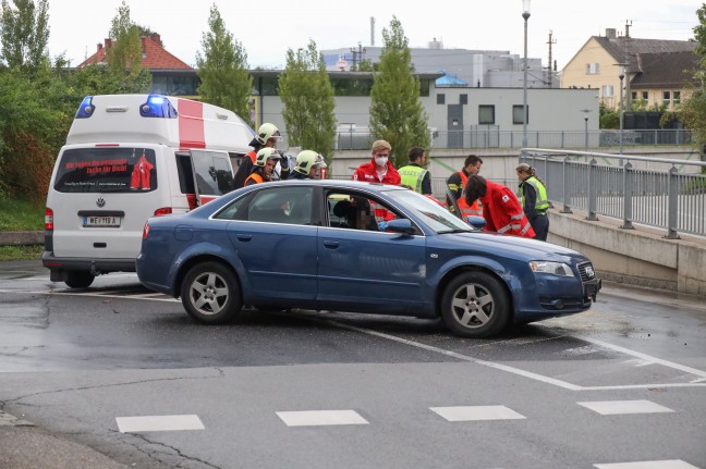 Autolenker in einem Kreisverkehr in Wels-Vogelweide verunfallt