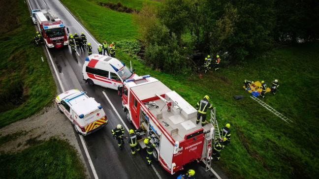 Auto auf Lamprechtshausener Straße bei Neukirchen an der Enknach verunfallt und in Bach gelandet