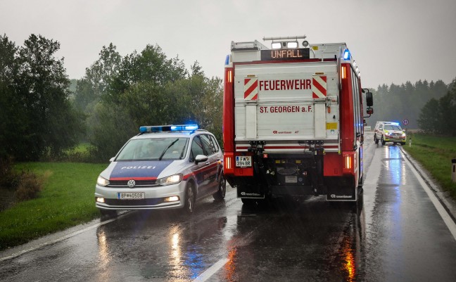 Auto auf Lamprechtshausener Straße bei Neukirchen an der Enknach verunfallt und in Bach gelandet