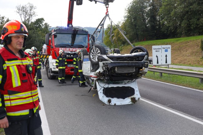 Auto überschlagen: Schwerer Verkehrsunfall auf Salzkammergutstraße bei Altmünster