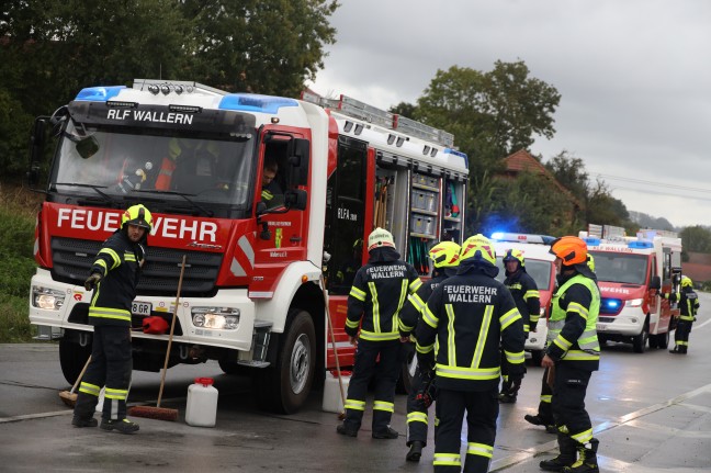 Aufräumarbeiten nach Verkehrsunfall auf Innviertler Straße in Wallern an der Trattnach