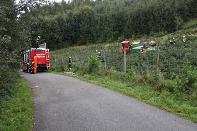 Traktorabsturz: Person in einem Christbaumwald in Stroheim unter Traktor eingeklemmt