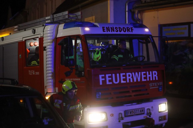 Ausgedehnter Wohnungsbrand in Enns sorgt für Einsatz zweier Feuerwehren