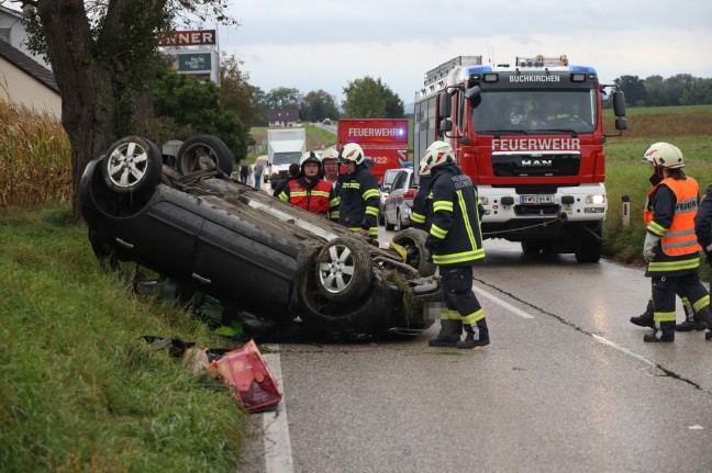 Autoüberschlag: PKW bei Verkehrsunfall in Buchkirchen am Dach liegend zum Stillstand gekommen