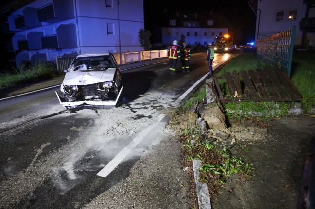 Auto bei Crash mit Gartenzaun in Pinsdorf überschlagen