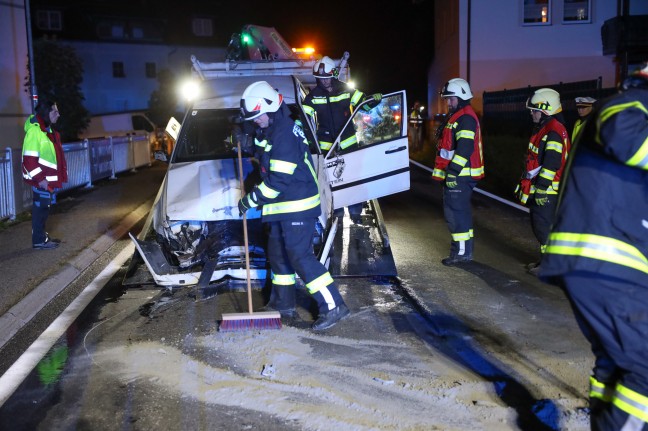 Auto bei Crash mit Gartenzaun in Pinsdorf überschlagen