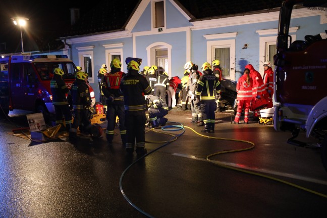 Unfallauto musste nach Crash gegen Wohnhaus in Kremsmünster vor weiterem Absturz gesichert werden