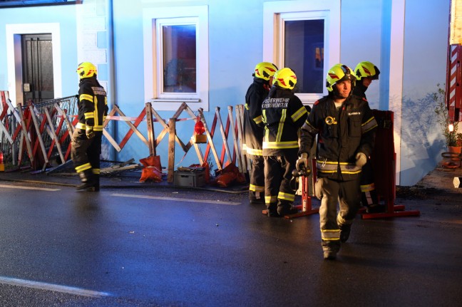 Unfallauto musste nach Crash gegen Wohnhaus in Kremsmünster vor weiterem Absturz gesichert werden