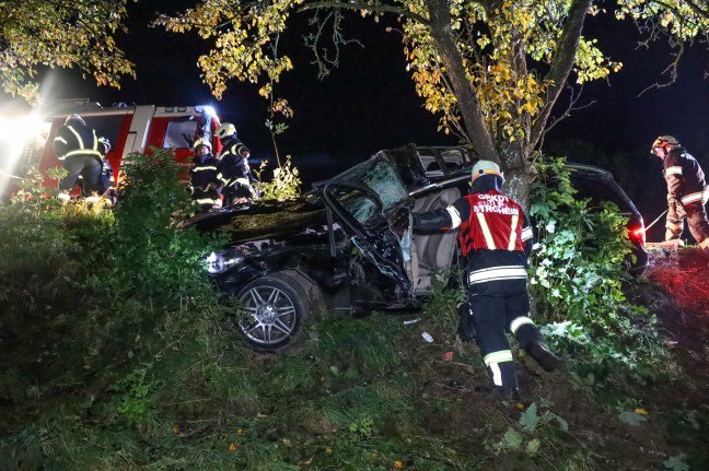 Auto bei schwerem Verkehrsunfall in Stroheim gegen Obstbaum gekracht