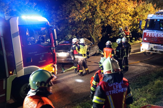 Auto bei schwerem Verkehrsunfall in Stroheim gegen Obstbaum gekracht