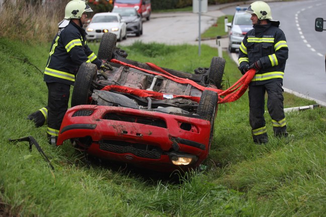 Autoüberschlag bei Verkehrsunfall auf Eferdinger Straße in Hinzenbach