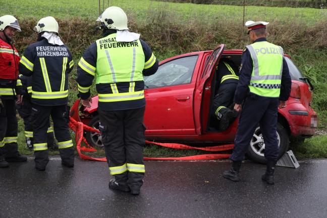 Autoüberschlag bei Verkehrsunfall auf Eferdinger Straße in Hinzenbach