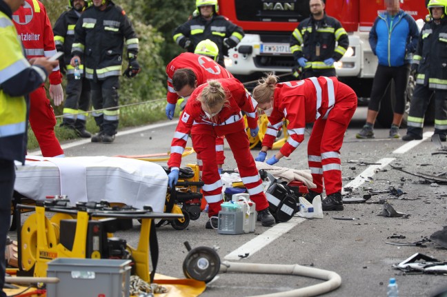 Schwerst eingeklemmt: Kollision zwischen PKW und LKW in St. Florian fordert eine Schwerverletzte