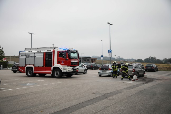 Drei Feuerwehren nach Dieselaustritt in Buchkirchen im Einsatz
