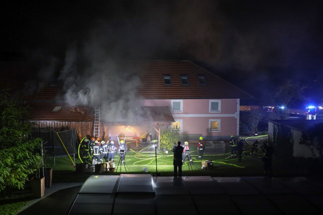 Großeinsatz bei Brand auf Vierkanthof in Wilhering