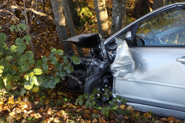 Schwerer Crash zwischen zwei PKW in Ottnang am Hausruck endet glimpflich
