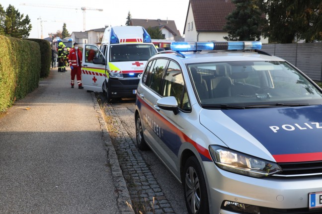Auto bei Kreuzungscrash in Pasching umgekippt - Feuerwehr befreit zwei eingeschlossene Insassen