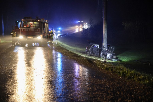 Tödlicher Verkehrsunfall: Autolenker (39) starb nach Kollision mit Strommast in Neukirchen am Walde
