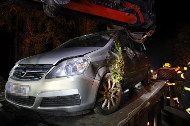 Auto in Seitenlage: PKW-Lenker bei Verkehrsunfall in Sierning verletzt