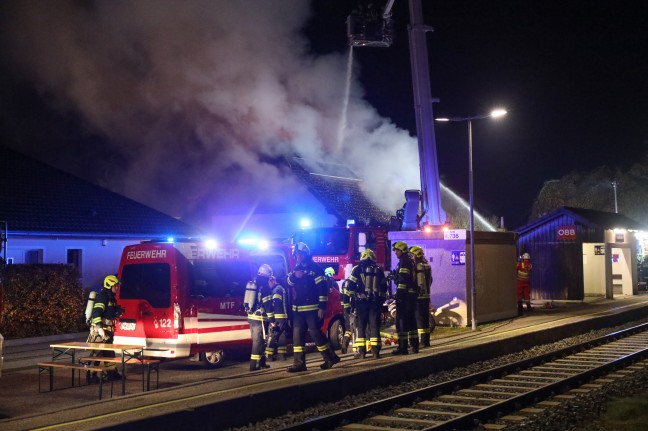 Sechs Feuerwehren bei Wohnhausbrand in Ried im Traunkreis im Einsatz