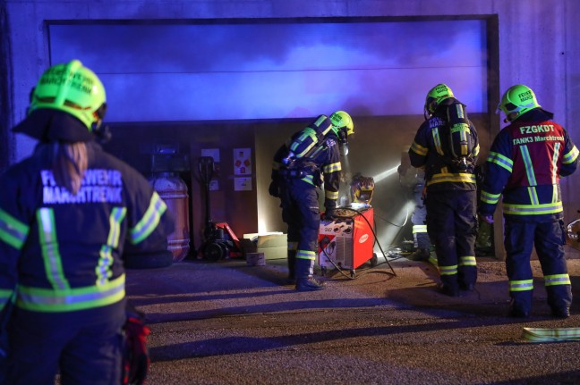 Brand eines Autos in einer Garage in Marchtrenk sorgte für größeren Einsatz zweier Feuerwehren